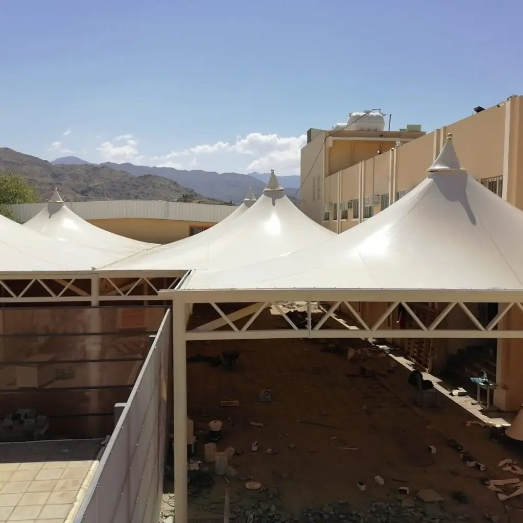 مظلات هرمية مدارس مكة